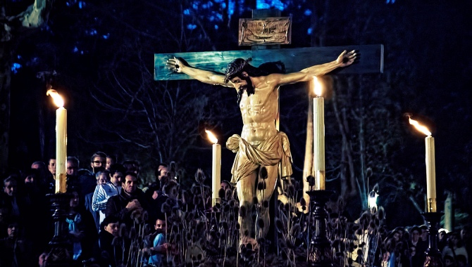 Un momento de la procesión del Cristo de los Doctrinos