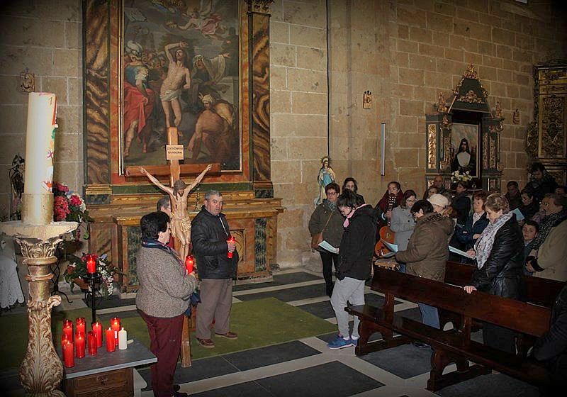 Los fieles meditan en una de las 14 estaciones penitenciales | Fotos: Elena Sánchez