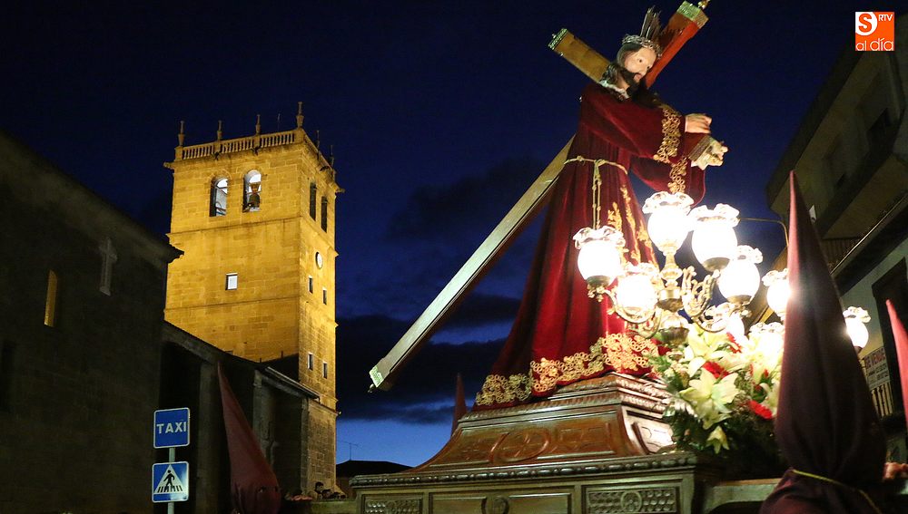 el Nazareno, de camino al Calvario con la Cruz al hombro, abría paso al Cristo de la Agonía / CORRAL