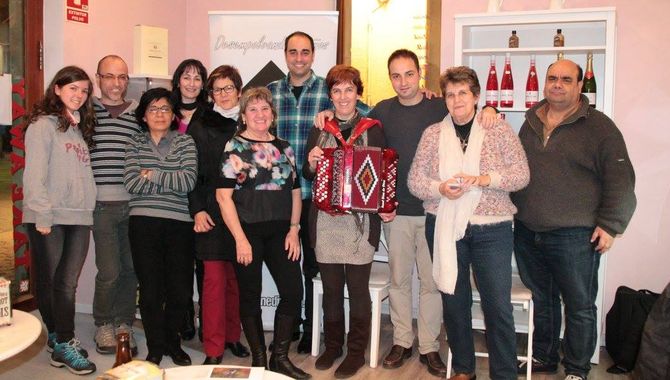 Raúl Díaz de Dios posa con los asistentes al nuevo café literario