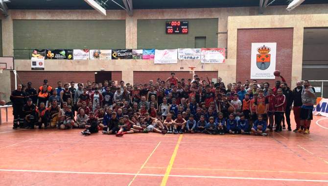Foto familiar de los jugadores y jugadores que participaron en el 3x3