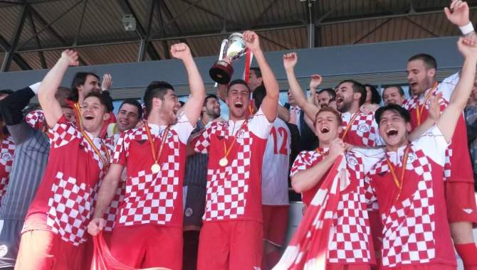Los jugadores de Castilla y León levantan la Copa de campeones