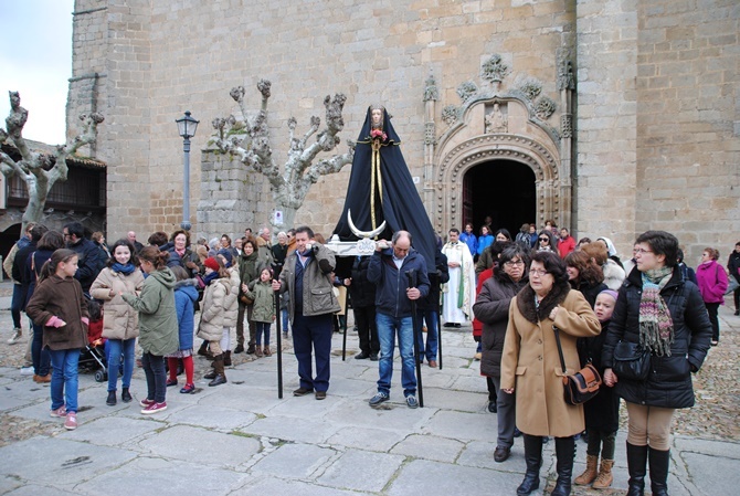 Salida de la imagen de la Virgen María del templo de Santa María La Mayor