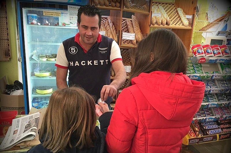 Juanpe atiende a dos niñas del barrio