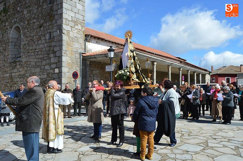 Los vecinos reunen las imágenes de la Virgen y el Cristo para despedir la Semana Santa  