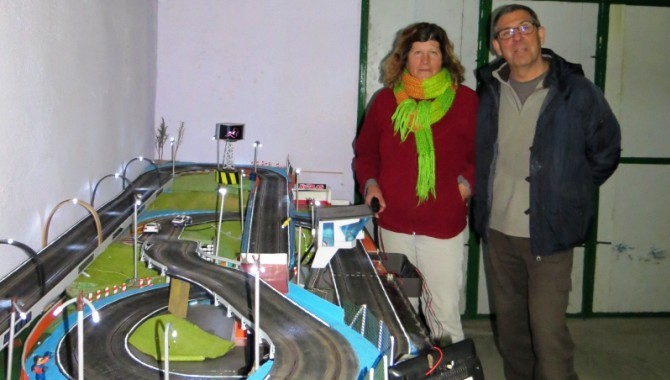Gerardo Arredondo presume de su Scalextric artesanal en Villoria  