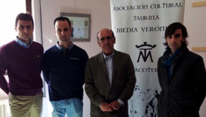 El ganadero Adolfo Martín Escudero participaba en una charla taurina organizada por la Asociación Media Verónica de Macotera