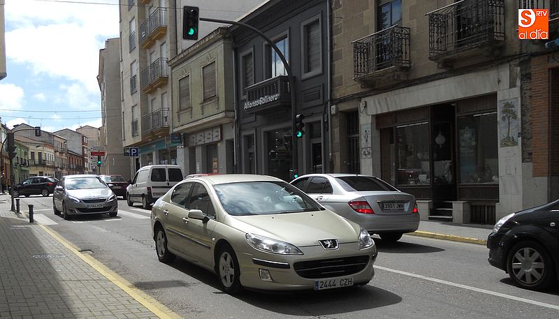 Vehículos en el centro de la villa.