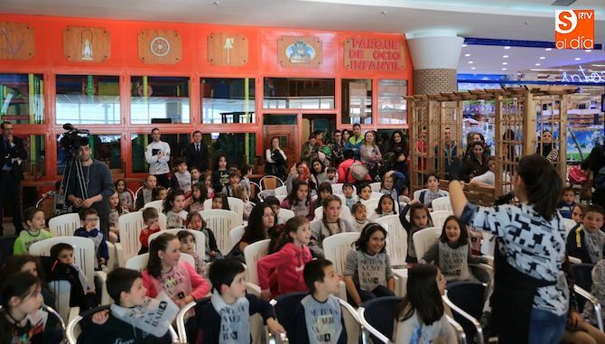 Éxito del taller de cuajada de queso para los más pequeños. Fotos: Alberto Martín