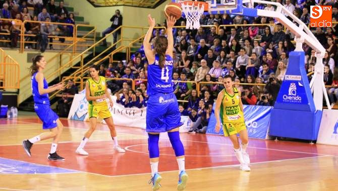 Leo Rodríguez lanza de tres puntos en el partido ante Zaragoza