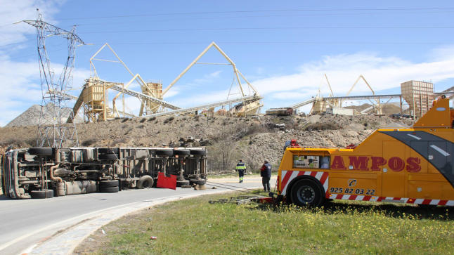 Imagen del camión volcado en el acceso sur de la villa. Foto: Gaceta de Salamanca.