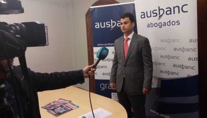 Daniel Pineda, delegado de Ausbanc en Granada, atendiendo a los medios en la rueda de prensa de esta mañana