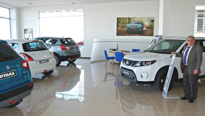 El propietario de Fraba Autos, Francisco Bazago, dentro del nuevo concesionario de Suzuki en Salamanca