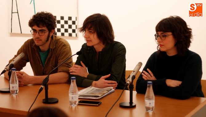 El artista vallisoletano Eloy Arribas, a la izquierda, en la presentación de la muestra / Foto de Alejandro López