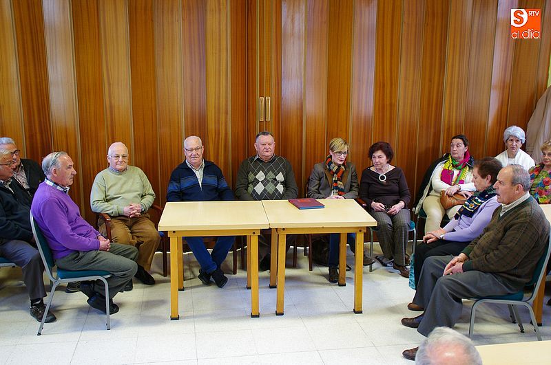 La antigua junta directiva junto a la concejal Yolanda Alonso.