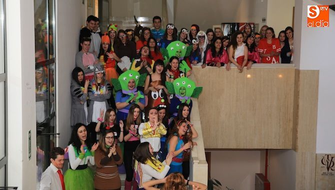 Los alumnos de la Facultad de Enfermería disfrutan de sus fiestas