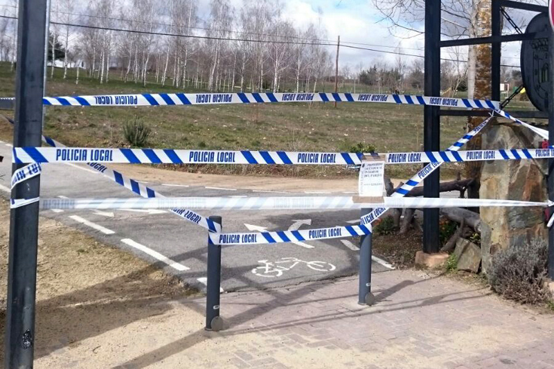 Acceso al parque de La Dehesa precintado.