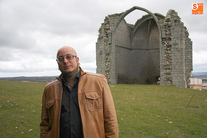 Alicio García junto al Torreón de Guijuelo.