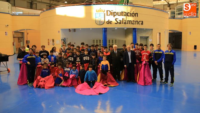 El Viti y el diputado de la Escuela Taurina posan con alumnos y profesores. FOTO: Alberto Martín