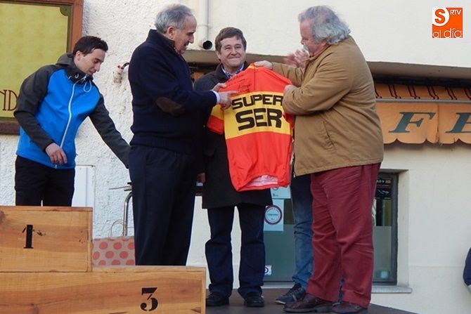 Un momento de la entrega del maillot de campeón de España