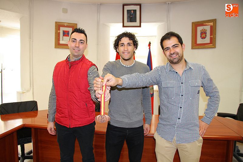 Antonio Miguel Sausa, David Alejandro y Carlos Arasa con la medalla de bronce.