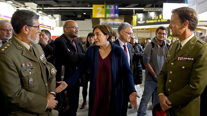 Momento en el que Colau le espeta al representantes del Ejército que no le gusta su presencia en el Salón de Enseñanza | Foto: El Norte de Castilla