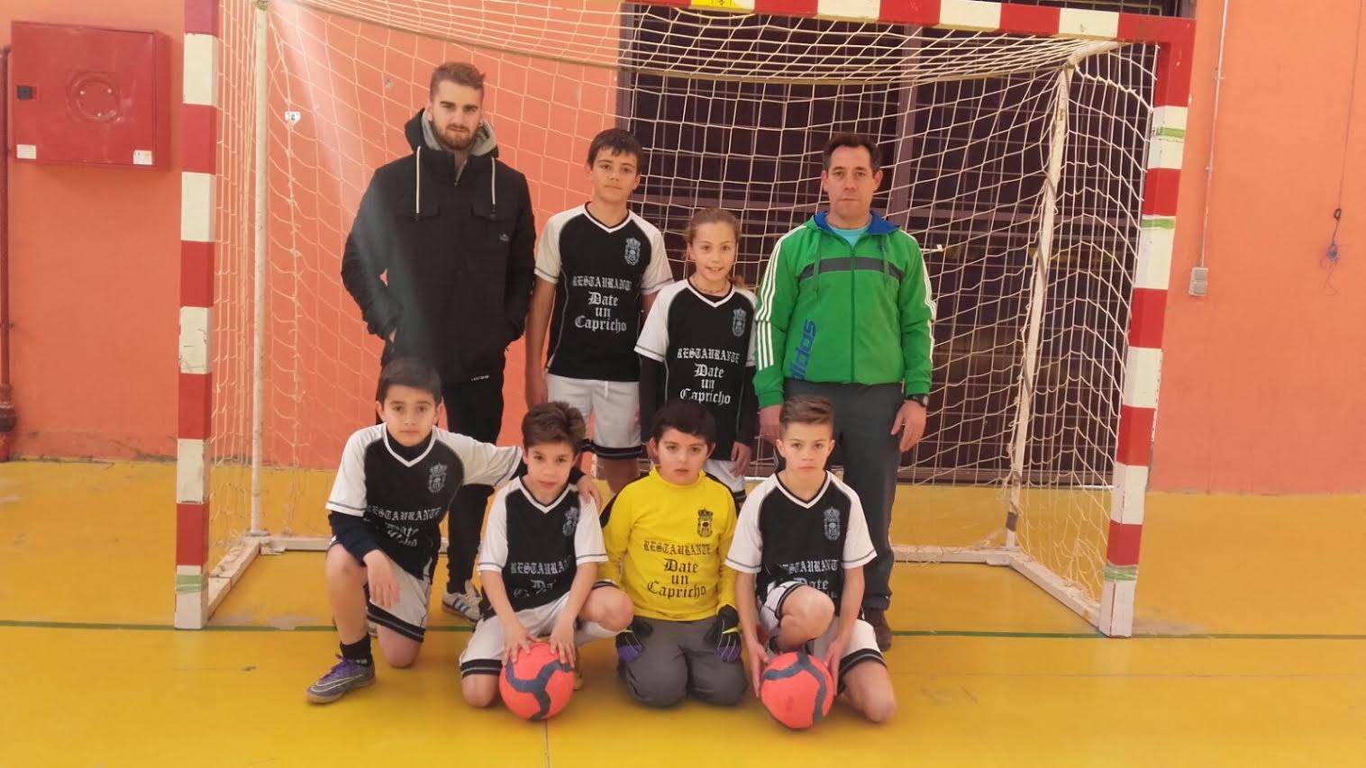 Niños y entrenadores, comprometidos con el fútbol sala en Cantalpino
