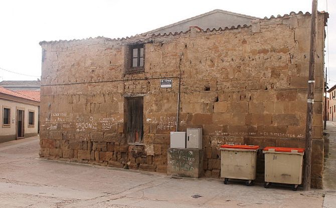 El edificio ruinoso en el que el Ayuntamiento habilitará una pequeña plazuela | Fotos: Elena Sánchez
