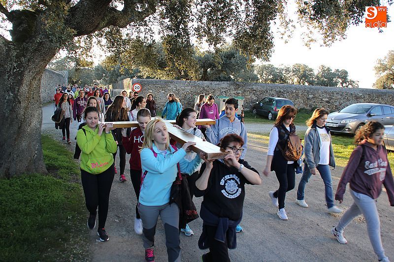 Los penitentes portaron una cruz en el tramo final de la marcha.