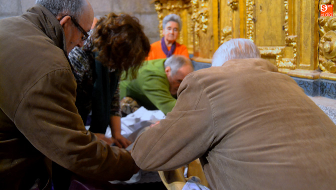Emoción y fe acompañan al Santo Cristo de la Cama durante su tradicional cambio de ropas