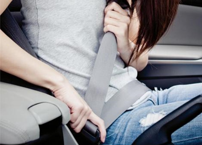 Uso del cinturón de seguridad al volante