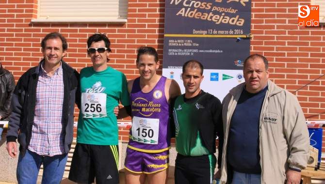 Alberto Marcos, en el centro, se impuso en el Cross de Aldeatejada