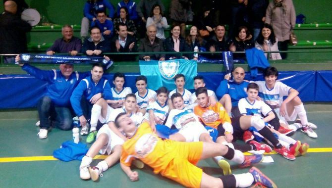 Los jugadores celebran el triunfo liguero y el campeonato