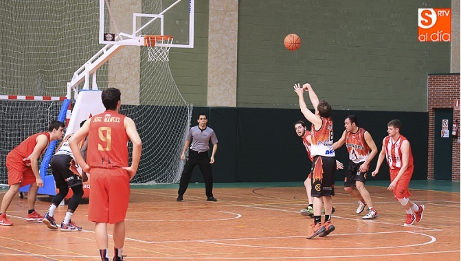 Alberto Ramos lanza un tiro libre. Alberto Martín
