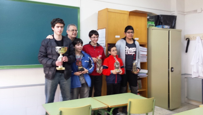 Los ganadores reciben los trofeos tras la competición