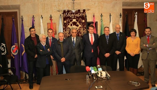 Ayuntamiento y Cofradías, durante la firma del convenio