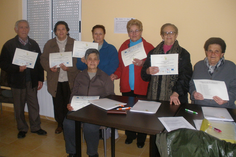 Los participantes en el curso posan con sus diplomas. Foto: Asoc. Solidaridad Intergeneracional.