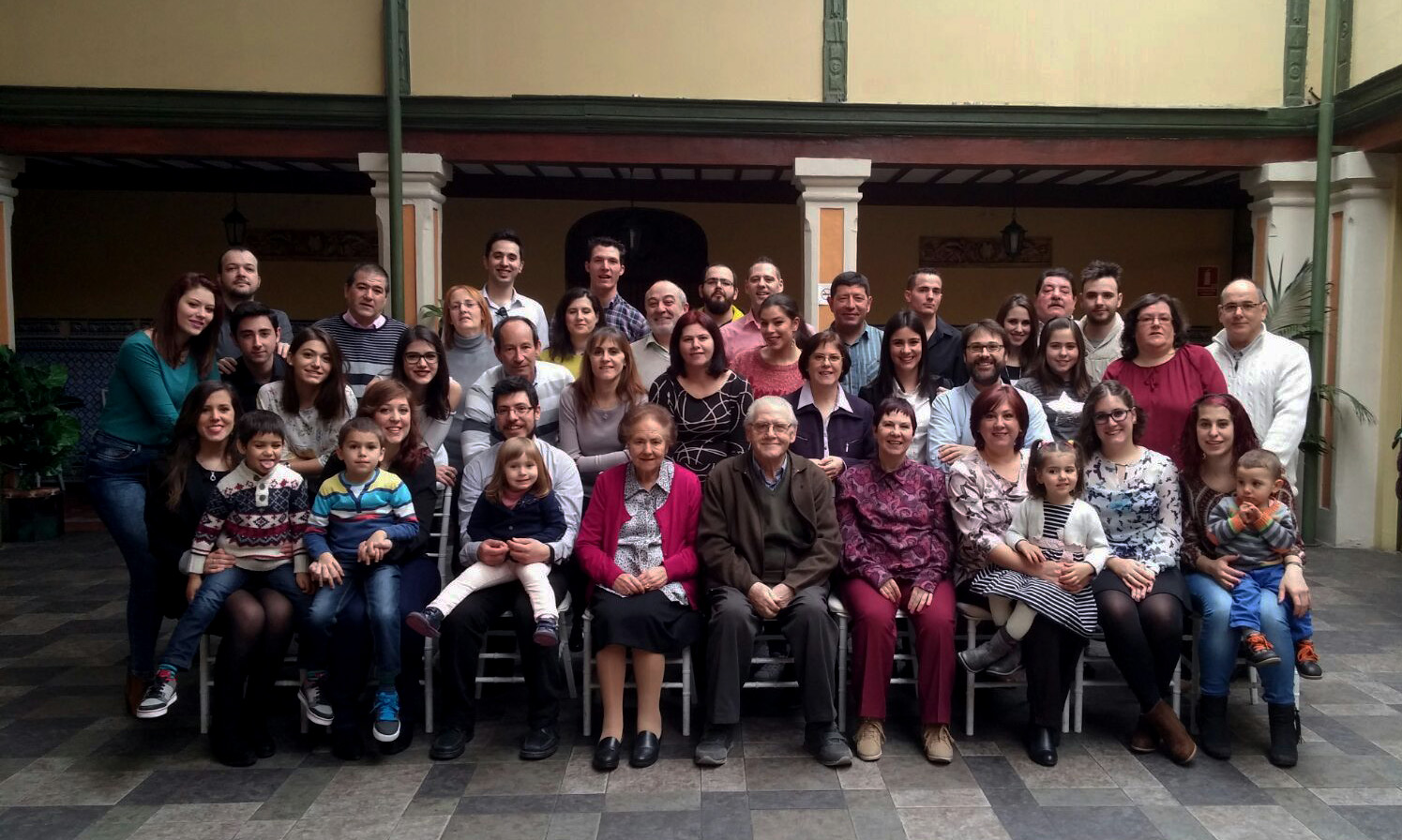 Isabel Rodríguez Alfayate celebra su cumpleaños junto a su eterno Sebastián y sus 42 hijos,...