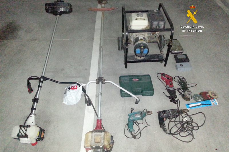 Han sido recuperados un generador, dos desbrozadoras y diversas herramientas eléctricas de mano