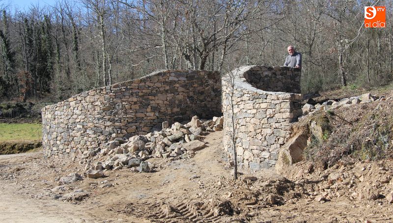 La portada de acceso al Parque Educativo  está siendo realizada con piedra / CORRAL