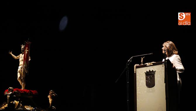 Isabel Bernardo, con el Cristo Resucitado al fondo