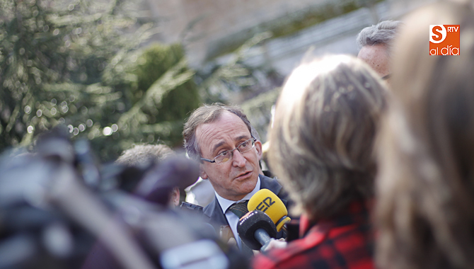 El ministro de Sanidad, en la plaza de Anaya. Fotos: Alejandro López