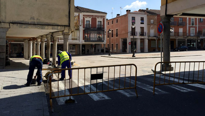 Trabajadores del consistorio realizaron labores de mejoras en el pavimento de la Plaza de la Constitución