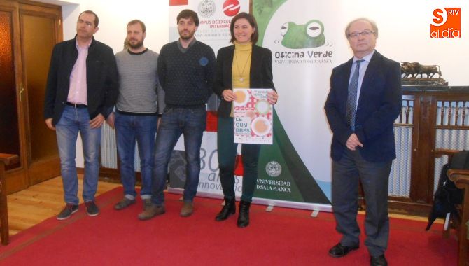 Organizadores de la Semana Verde posan en la Sala de Retratos del Rectorado