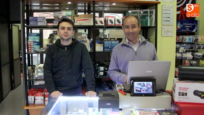 Responsables de la tienda de Reyconet en Vitigudino, en la calle Santa Ana / CORRAL