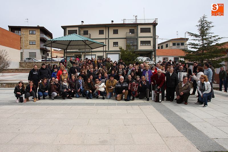 Los participantes del III Al Son del Tamboril en la plaza Mayor.