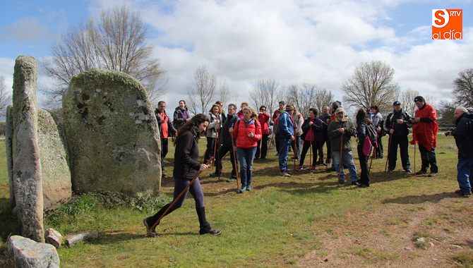 El dolmen de La Navalito causó cuando menos extrañeza entre los caminantes / CORRAL