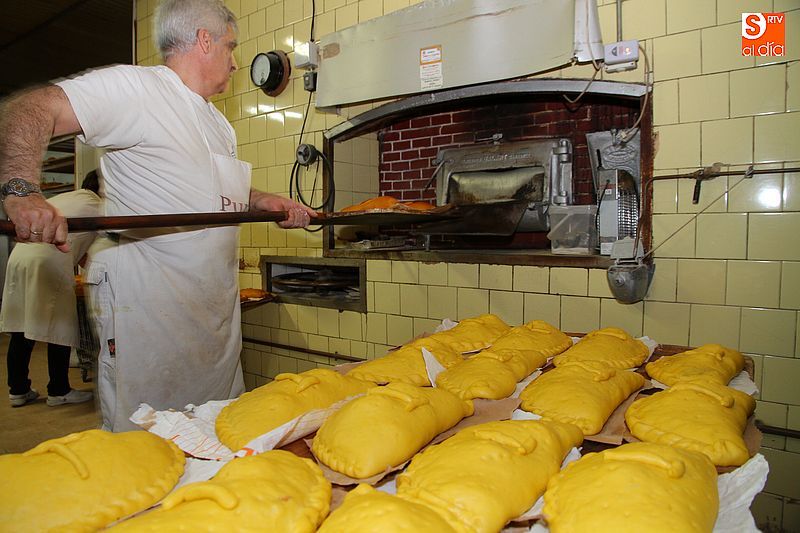 El panadero Juan Clemen en plena elaboración de hornazos.
