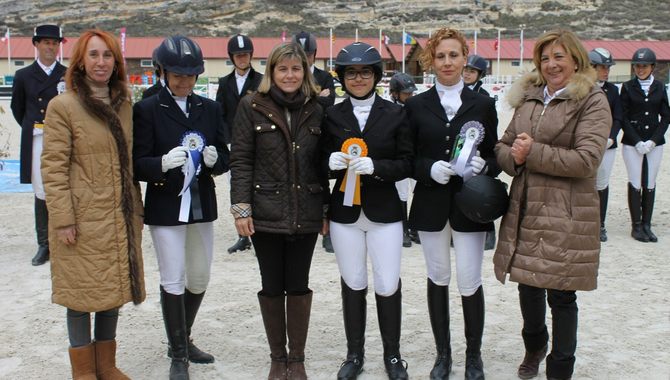 Yennyfer Cabezas Victoria luce en el centro de la imagen su medalla naranja acompañada de su madre