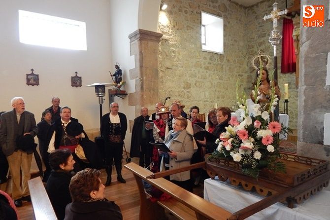 Cantando a la Virgen de la Paz en la iglesia de Torresmenudas